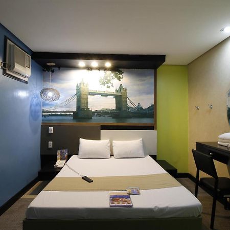 Hotel Dreamworld Araneta Cubao Esterno foto