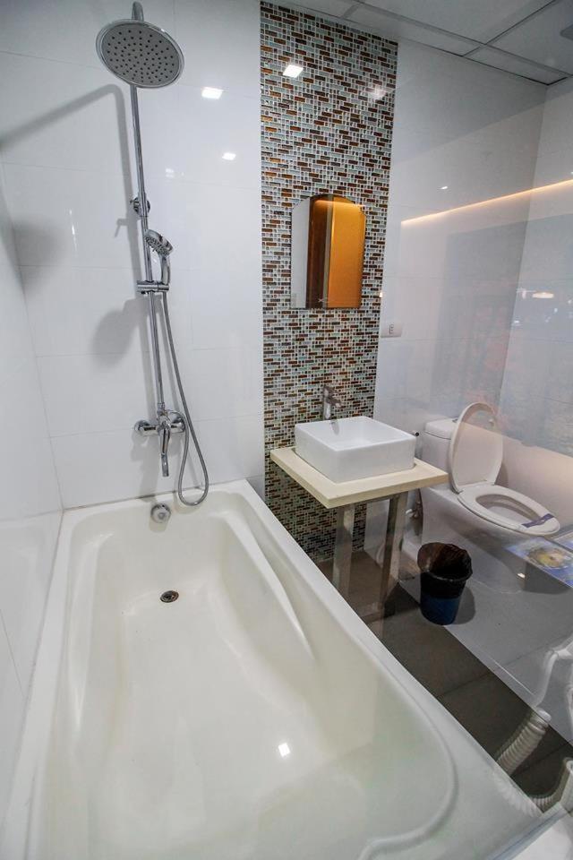 Hotel Dreamworld Araneta Cubao Esterno foto
