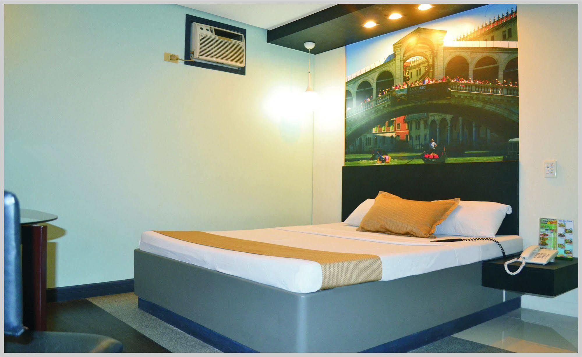 Hotel Dreamworld Araneta Cubao Esterno foto