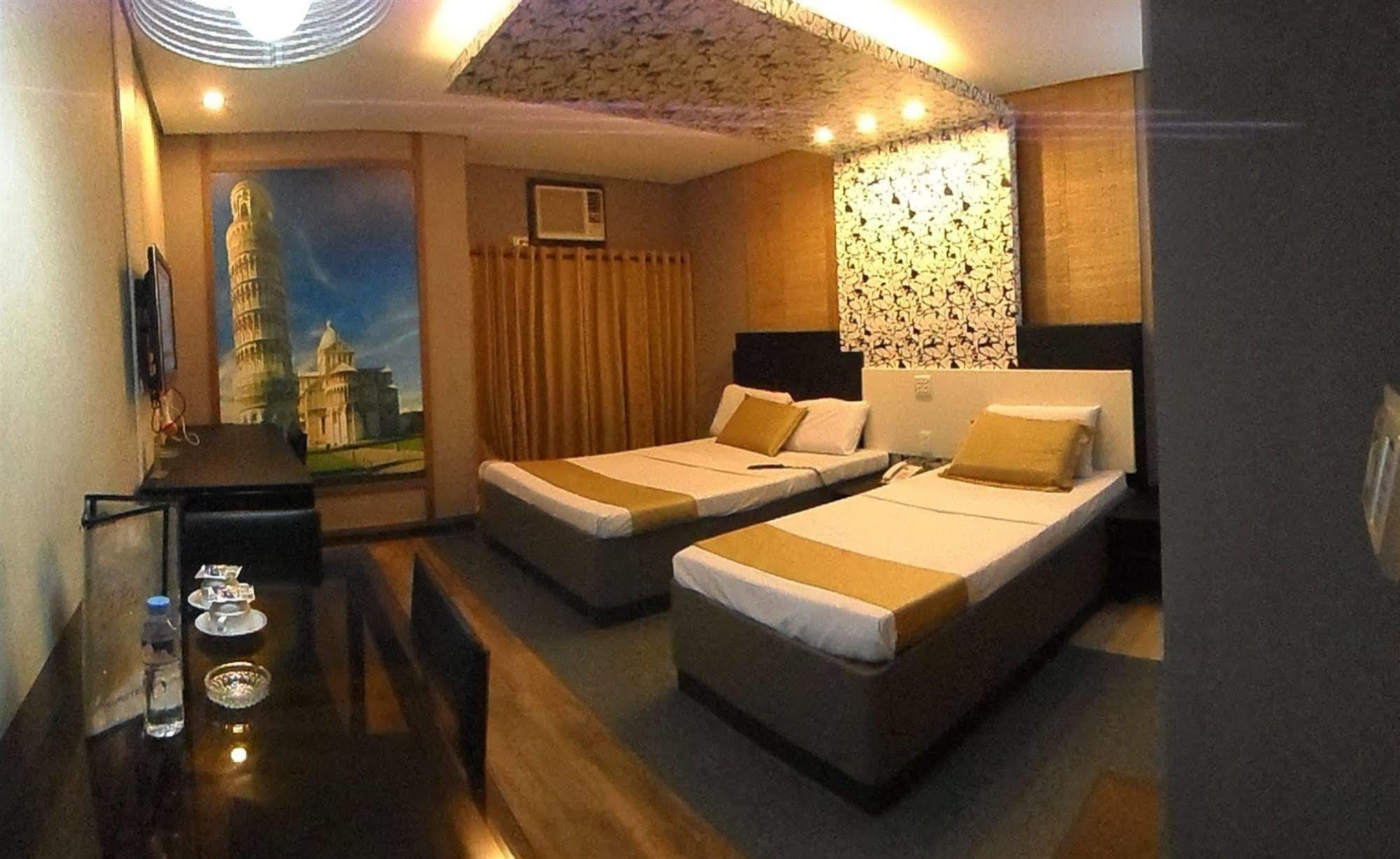 Hotel Dreamworld Araneta Cubao Esterno foto