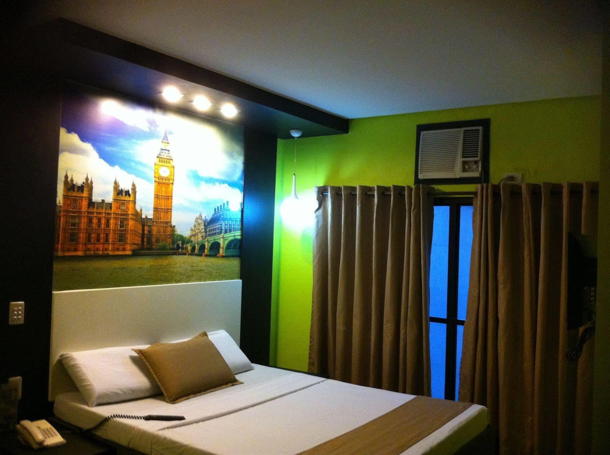 Hotel Dreamworld Araneta Cubao Esterno foto