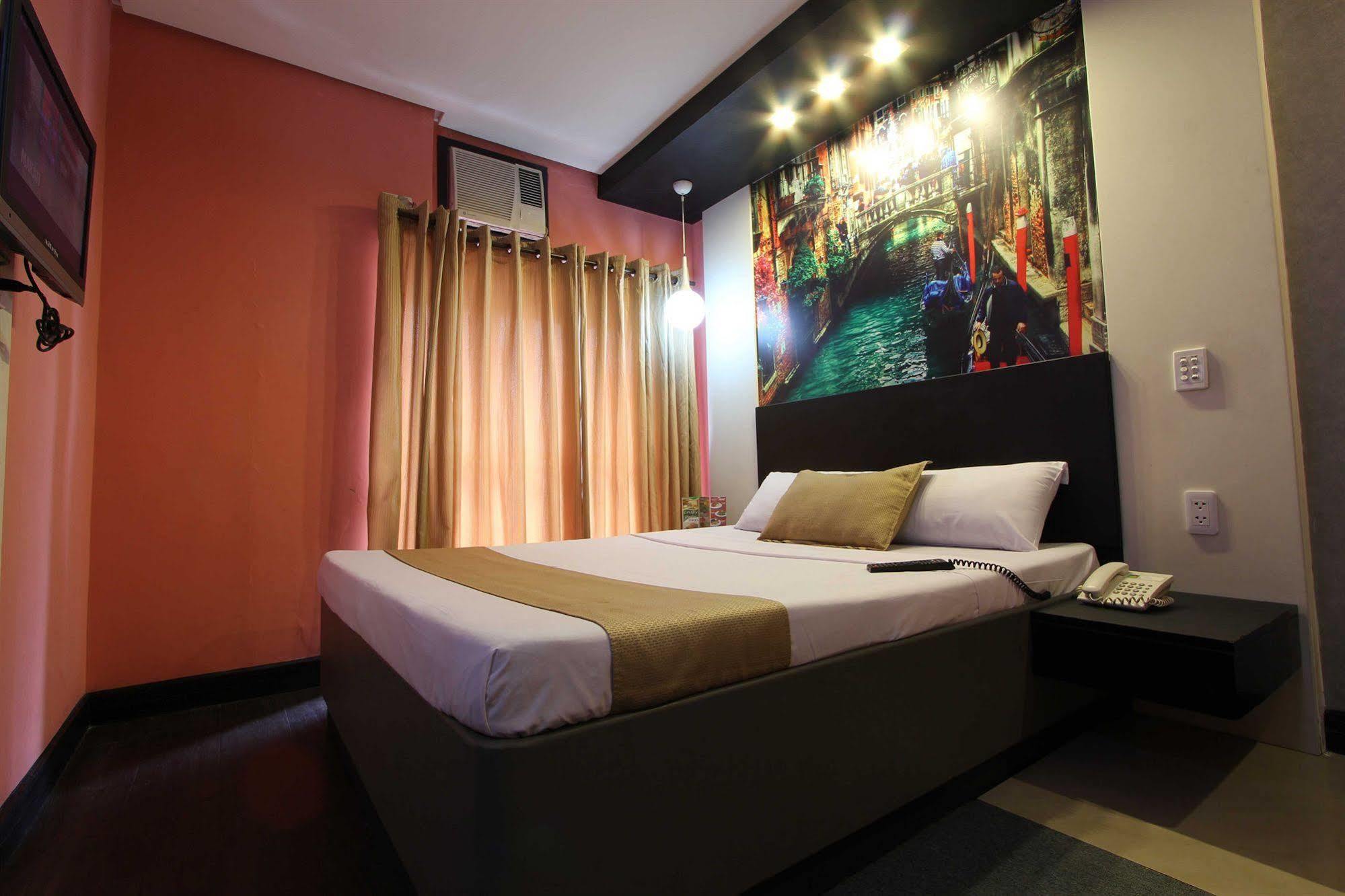 Hotel Dreamworld Araneta Cubao Esterno foto