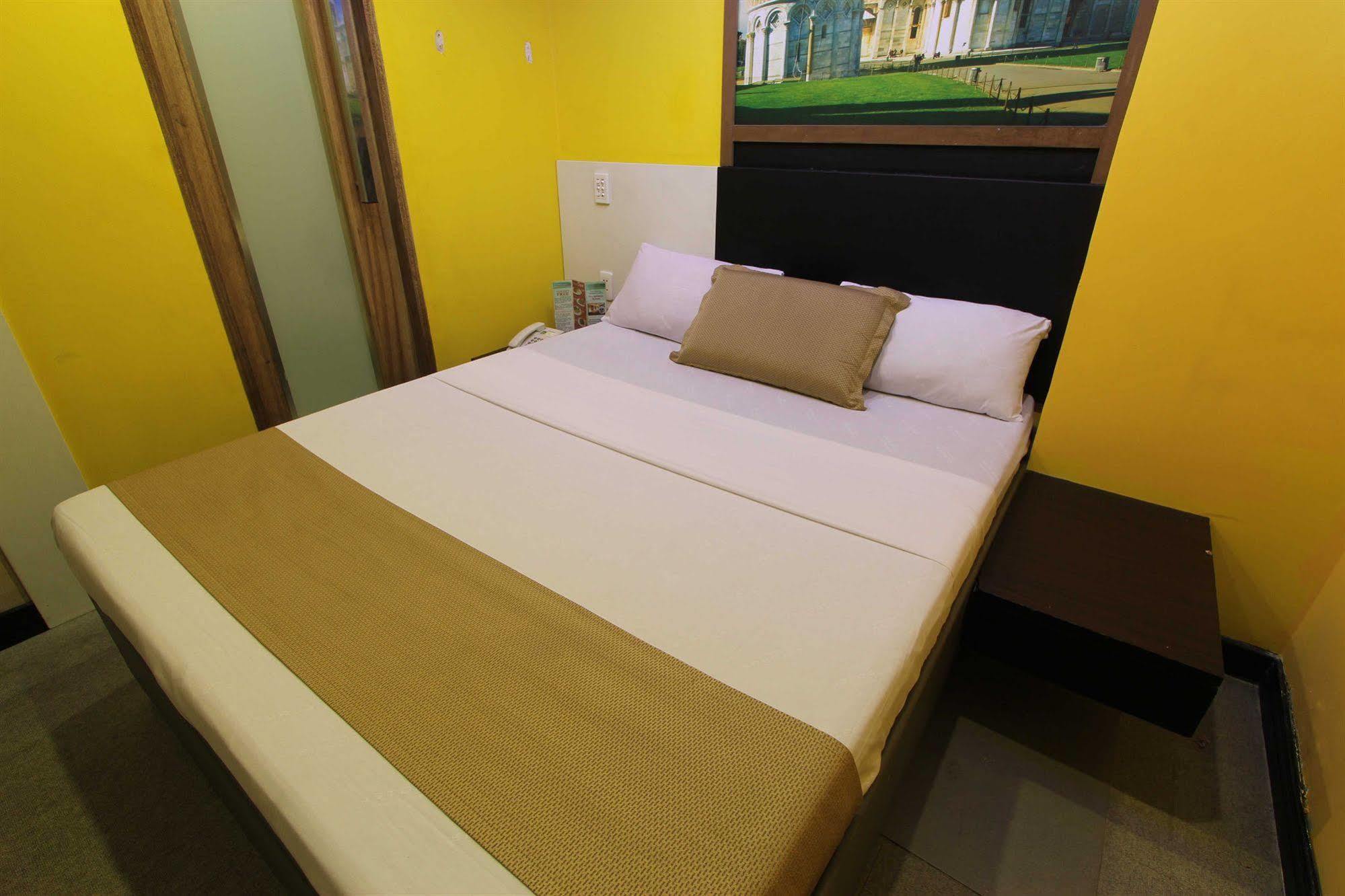 Hotel Dreamworld Araneta Cubao Esterno foto