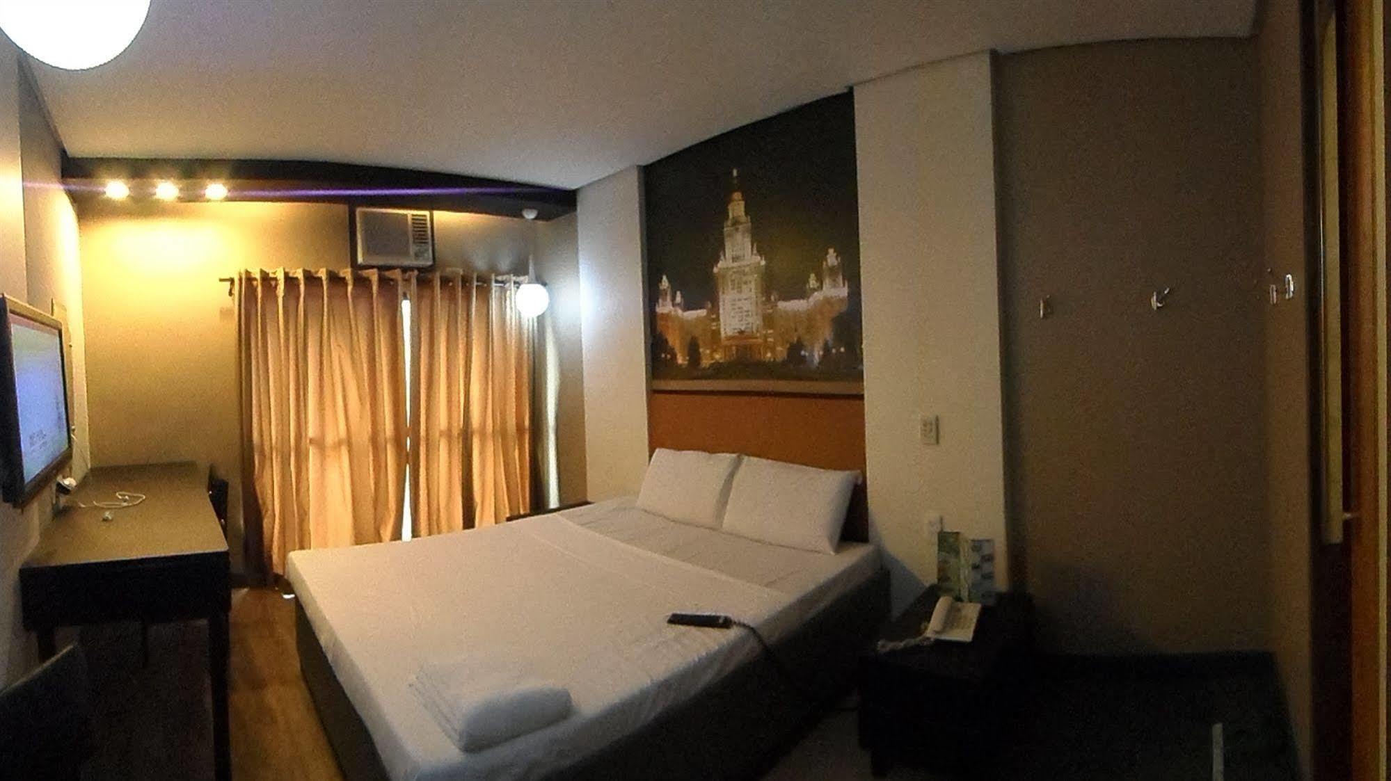 Hotel Dreamworld Araneta Cubao Esterno foto