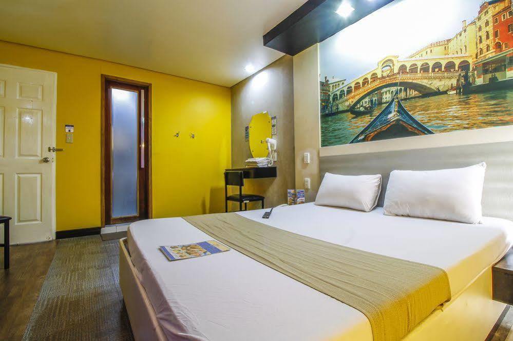 Hotel Dreamworld Araneta Cubao Esterno foto